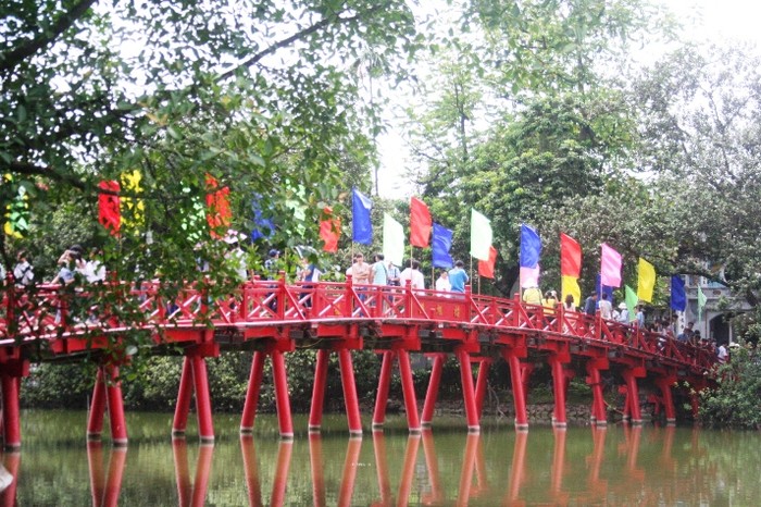 Cầu Thê Húc được trang hoàng cờ hoa rực rỡ