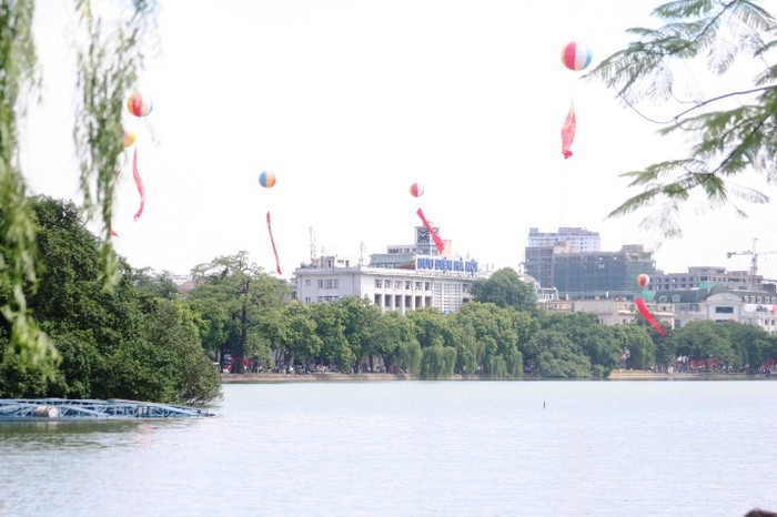 Hồ Hoàn Kiếm được trang hoàng trong dịp lễ nghỉ tết độc lập