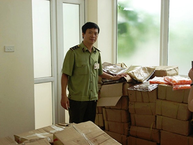 Quản lý thị trường TP Hà Nội kiểm tra thu giữ bánh trung thu rởm năm 2011 (ảnh nguồn Internet)