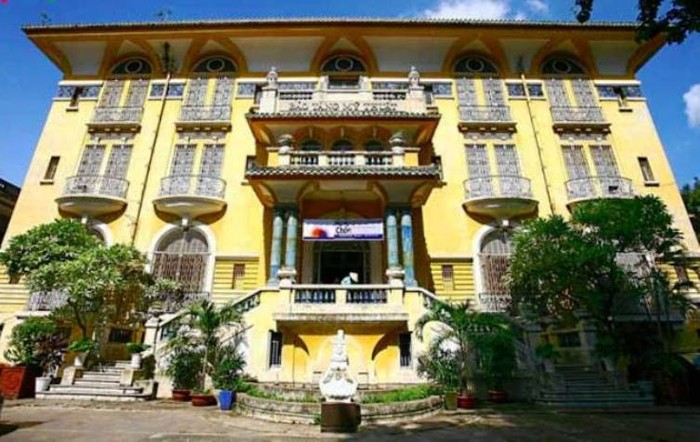 Sự giàu có tột bậc của ông vua BĐS đất Sài Gòn xưa thể hiện ngay trong sự nguy nga của tòa biệt thự mình ở. Ngay mặt trước tòa nhà là hình thức kiến trúc cổ điển đăng đối, có vóc dáng và quy mô như một lâu đài.