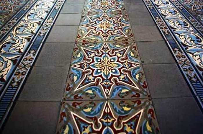 Toàn bộ nền, sàn nhà được lát gạch bông với nhiều mẫu hoa văn, họa tiết phong phú.