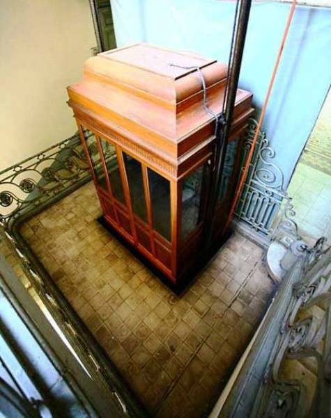 Buồng thang máy được làm bằng gỗ như một chiếc kiệu, trượt trên 2 thanh ray định vị từ mái xuống sàn lầu 1.