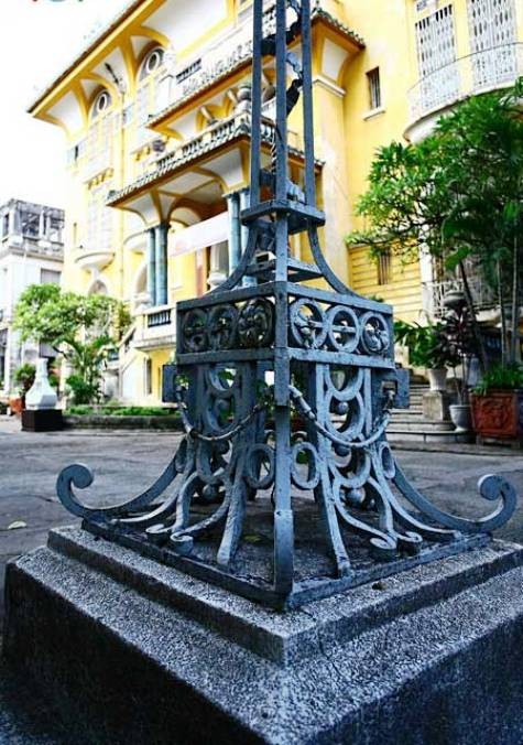 Cột đèn điện làm bằng thép theo kiến trúc Châu Âu cổ kính