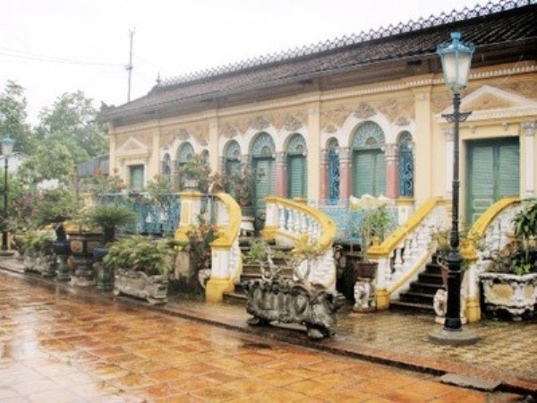 Thừa hưởng gia tài của cha, cậu Ba Huy mặc nhiên sở hữu những tài sản kếch xù. Khách sạn, nhà hàng Công tử Bạc Liêu hiện nay chính là nơi ở của đại gia đình ông Trần Trinh Huy khi xưa.