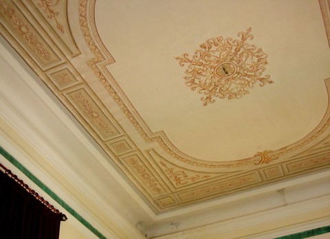 Sự giàu có của Công tử Bạc Liêu thể hiện qua những hoa văn chạm trổ trên trần nhà không phai màu dù đã khắc cách nay gần 100 năm.