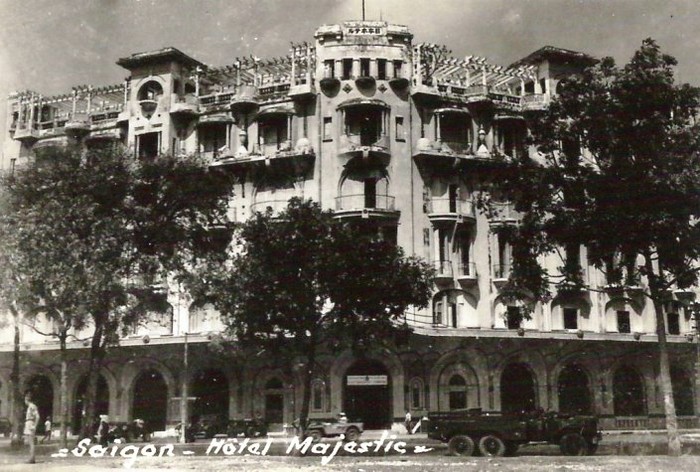 Khách sạn Majestic nằm tại trung tâm thành phố, cạnh sông Sài Gòn được Hứa Bổn Hỏa xây dựng năm 1925. Nằm ở vị trí đắc địa, khách sạn Majetics những năm đầu thế kỷ XX được xem là hòn ngọc của Sài Gò và là nơi dừng chân của nhiều nhân vật nổi tiếng thời bấy giờ.