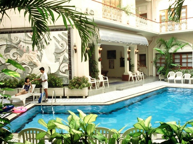 Không gian bên trong khách sạn được Hứa Bổn Hỏa thiết kể hiện đại có cả bể bơi, trải qua các thời kỳ được các ông chủ tu sửa hiện đại dần lên