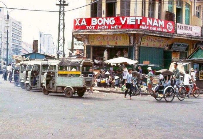 Khắp các ngã tư con phố Sài Gòn trước kia đều có các biển quảng cáo hãng xà bông của nhãn hàng Trương Văn Bền
