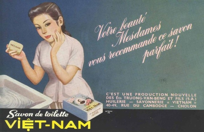 Dòng chữ quảng cáo bằng tiếng Pháp có nội dung: "Sử dụng xà bông này cho người phụ nữ của bạn có vẻ đẹp hoàn hảo" được giăng khắp các con phố cho thấy tài chiến lược kinh doanh của Trương Văn Bền