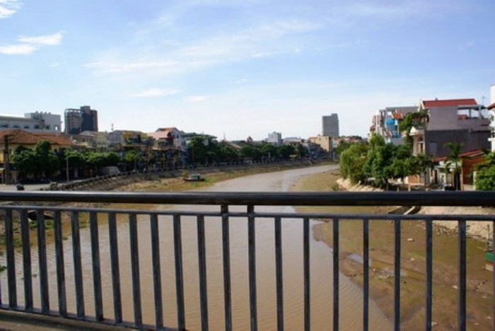 Khung cảnh khúc sông Tam Bạc nhìn từ trên cầu Lạc Long. Khúc sông này khi xưa từng là nơi tàu thuyền hoạt động tấp nập với những bến tàu nổi tiếng của người Pháp và bến tàu của nhà tư sản Việt Nam Bạch Thái Bưởi.
