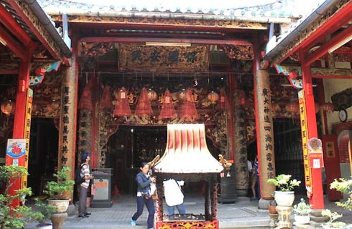 Không gian bên trong chùa Kiến An Cung