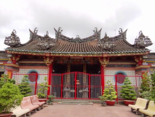 Ngôi chùa Kiến An Cung hay có tên khách là Chùa Quach, một ngôi chùa của người Hoa do gia đình Huỳnh Thủy Lê công đức xây dựng.