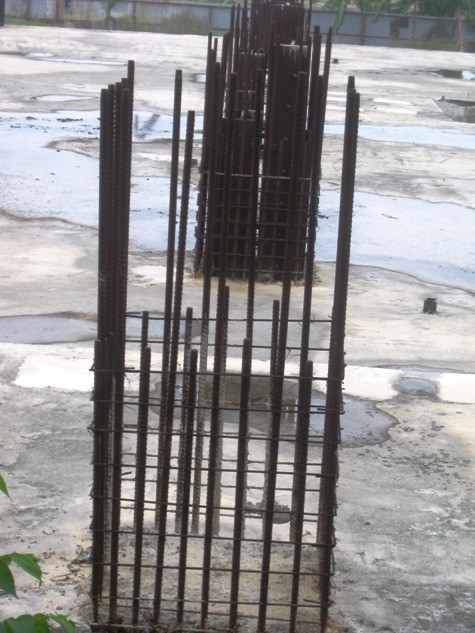 Những trụ sắt đã tuột các mấu thép buộc do mưa nắng