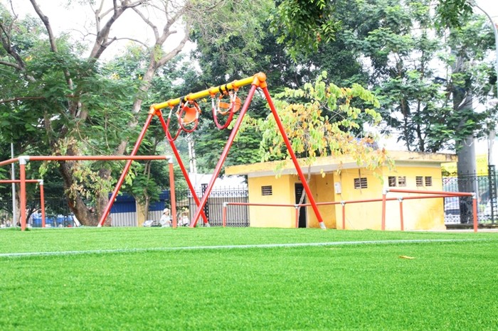 Tất cả thiết bị vui chơi tại khu vui chơi mới dành cho trẻ em tại công viên Nghĩa Đô đều được chính các chuyên gia kỹ sư Nhật trực tiếp lắp đặt trên nền cỏ nhân tạo xanh mướt