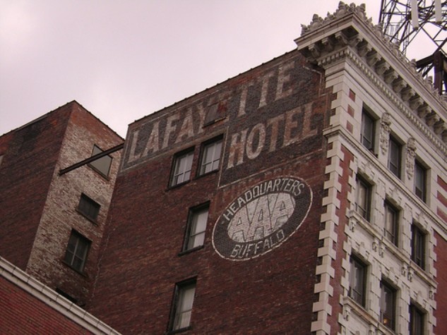 Bên cạnh sự hiện đại của nội thất vẻ ngoài khách sạn Lafayette ở Buffalo, New York.vẫn giữ dáng vẻ cổ kính. Chính vì sở hữu khách sạn Lafayette ở Buffalo, New York, ông Trần Đình Trường được ghi danh trong bộ địa danh lịch sử Hoa Kỳ về người giàu nhất