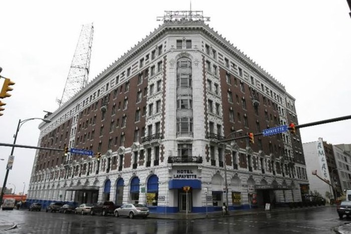 Trong khối tài sản kếch xù tiếp theo của ông Trần Đình Trường đó là khách sạn Lafayette ở Buffalo, New York.