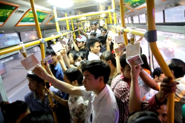 Mỗi hành khách nên và cần có ý thức khi tham gia sử dụng xe buýt làm phương tiện di chuyển. (Ảnh NP)