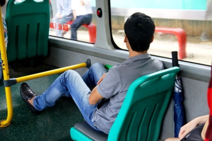 Hình ảnh một nam thanh niên trên tuyến 22 với điệu ngồi rất phản cảm và cố tình không hay biết về chuyện người lớn tuổi lên xe để nhường ghế (Ảnh NP)