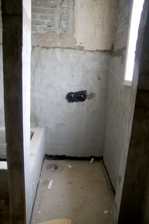 Nhà tắm đứng thiết kế với diện tích quá nhỏ hẹp và bất tiện