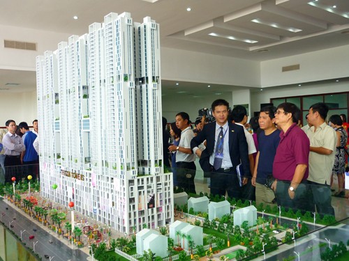 Dự án Tricon Towers do Công ty Cổ phần Đầu tư Minh Việt làm chủ đầu tư được xây dựng trên khu đất 17.211 m2 thuộc Phương Viên, xã Song Phương, huyện Hoài Đức, Hà Nội, có tổng mức đầu tư 145 triệu USD. Tricon Towers được thiết kế bởi Công ty Tư Vấn Thiết Kế Toàn Cầu RDC (Singapore), do nhà thầu nước ngoài trực tiếp thi công dưới sự tư vấn và giám sát của các chuyên gia độc lập để bảo đảm chất lượng và tiến độ hoàn thành dự án vào cuối năm 2011.