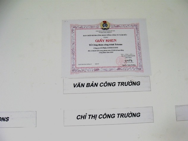 Trên giấy dán tường vẫn còn nguyên một giấy khen tặng Tổ công đoàn công trình Tricon Towers do Ban chấp hành công đoàn Tổng Công ty VLXD số 1 trao tặng.