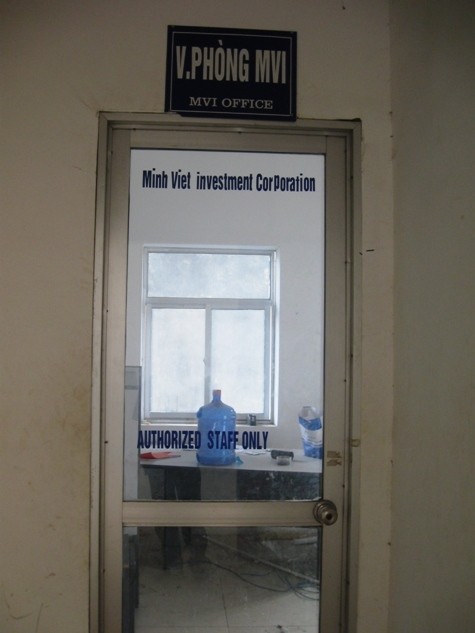 Văn phòng giao dịch của Công ty Minh Việt bị khóa chặt, bên trong là ngổn ngang giấy bút, bàn ghế.
