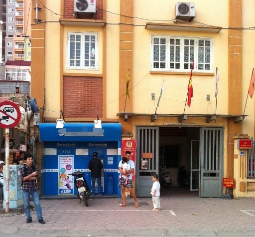 Cây ATM của một ngân hàng đã "lấn chiếm" mất một phần diện tích khá lớn vào trong sân của trụ sở Công an phường Thanh Xuân Trung
