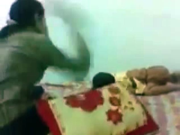 Hành động đánh còn dã man của người phụ nữ (ảnh cắt từ clip)
