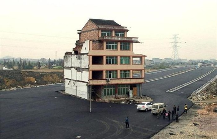 Một ngôi nhà cao tầng ngang nhiên nằm giữa đoạn đường cao tốc 4 làn xe ở tỉnh Triết Giang, Trung Quốc