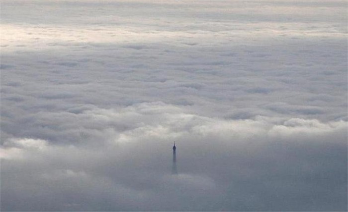 Ngọn tháp Eiffel ngoi lên khỏi làn mây dày đặc ở Paris