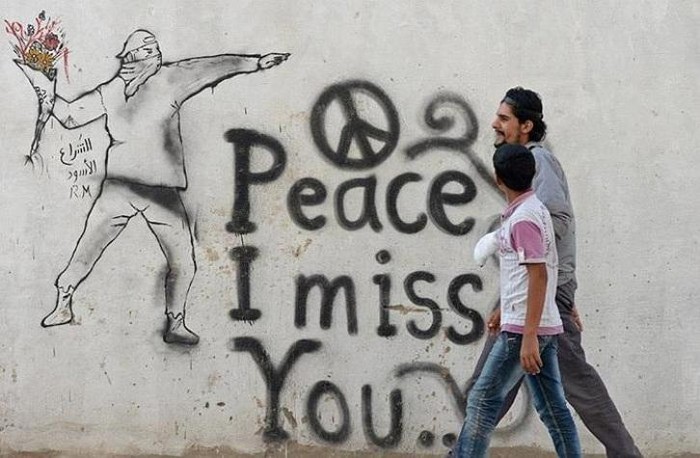 Bức tranh tường 'Hòa bình, tôi nhớ bạn' cùng bởi biểu tượng hòa bình trên đường phố Aleppo, Syria