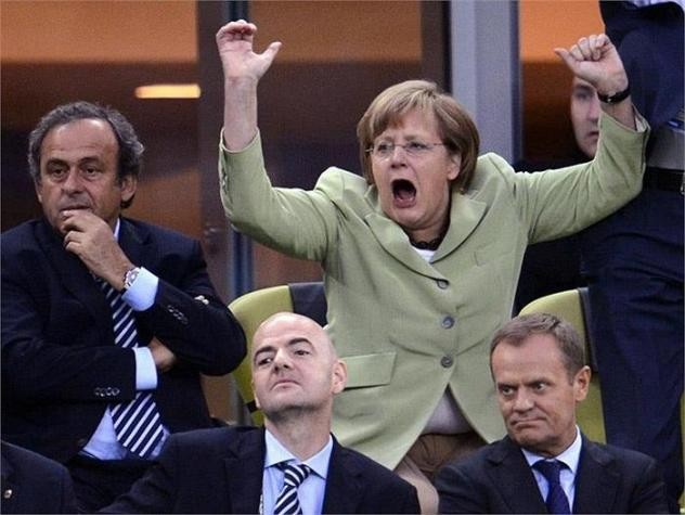Thủ tướng Đức Angela Merkel ăn mừng khi Philip Lahm ghi bàn vào lưới Hy Lạp trong trận tứ kết Euro 2012 vừa qua