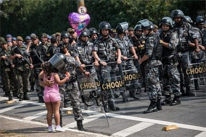 Sĩ quan quân đội ôm hôn con gái trước khi bắt đầu cuộc diễu hành ngày Quốc khánh ở Sao Paulo, Brazil