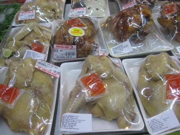 Tràn lan mặt hàng gà dai Hàn Quốc được bày bán tại BigC Thăng Long (Ảnh chụp 28/12).