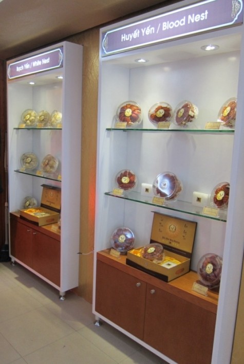 Gian hàng trưng bày và bán sản phẩm Yến Sào Quý Vương tại số 2C Quang Trung, Hoàn Kiếm, Hà Nội