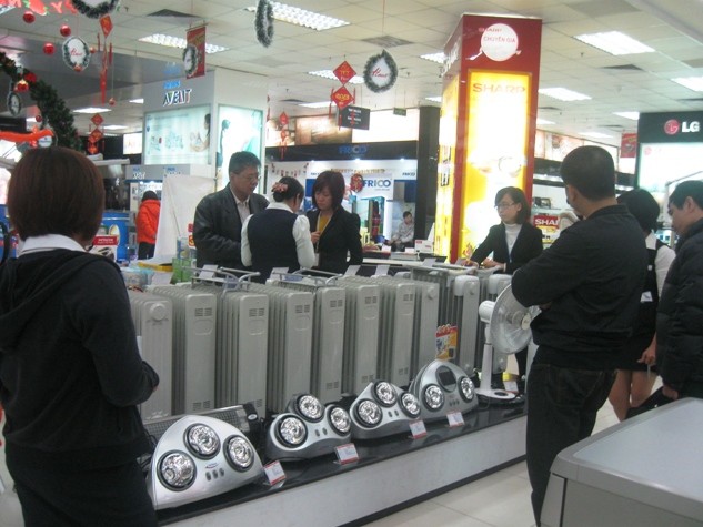 Sức mua của người dân năm 2013 được dự đoán là sẽ thấp hơn năm 2012 vì vậy ngành kinh doanh dịch vu bán lẻ Việt Nam sẽ tiếp tục gặp khó