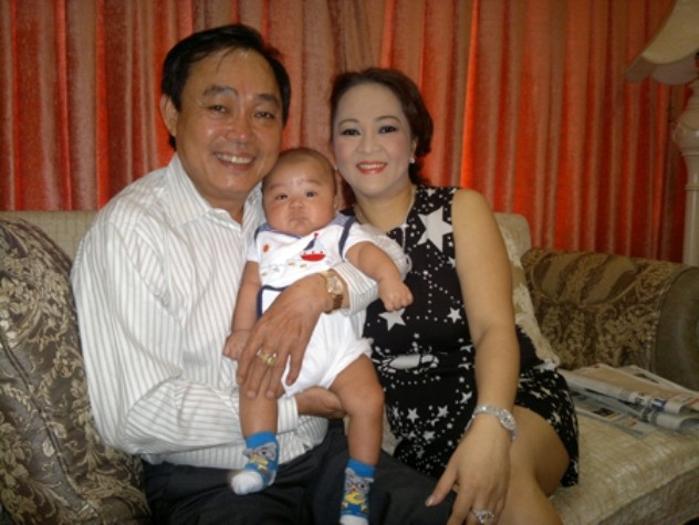 Vợ chồng ông Huỳnh Uy Dũng và con trai Huỳnh Hằng Hữu gần 4 tháng tuổi. Ảnh: Đ.A