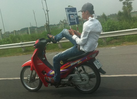 Hình chụp vào lúc 15h30 ngày 14/8 trên đường từ Big C đến Hòa Lạc, Hà Nội. Ảnh: NT