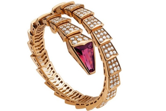 Dòng sản phẩm Serpenti lấy cảm hứng từ rắn của hãng Bulgari bao gồm chiếc vòng làm bằng chất liệu vàng hồng, nạm kim cương và phần đầu gắn đá rubellite. Giá của chiếc vòng là 54.000 USD