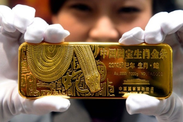 Một thỏi vàng hình Rắn được bày bán ở Bắc Kinh
