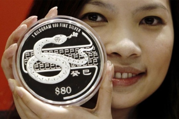 Đồng xu bạc nặng 1 kg được đúc ở Singapore, có giá bán lẻ khoảng 2.300 USD