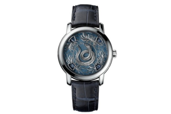 Còn đây là chiếc đồng hồ Vacheron Constatin làm bằng chất liệu bạch kim, mặt có hình con rắn được khắc thủ công, giá 135.000 USD