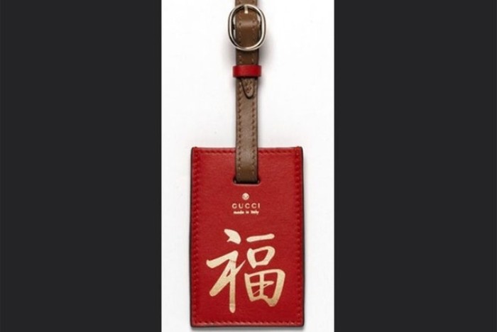 Chiếc thẻ hành lý màu đỏ của hãng Gucci có in chữ “phúc” bằng tiếng Trung Quốc