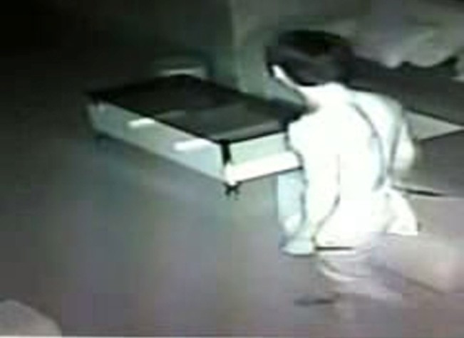 Tên trộm tự do dạo quanh nhà mà không sợ phát hiện, ảnh chụp từ clip