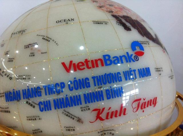 Hình ảnh quả cầu quà tặng tri ân khách hàng của VietinBank đang khiến cộng đồng mạng khó hiểu. Ảnh từ Internet