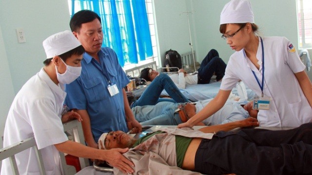 Cứu chữa nạn nhân sau tai nạn tại Bệnh viện Đa khoa Cam Ranh, Khánh Hòa - Ảnh: VĂN KỲ