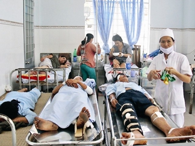 Các nạn nhân đang được điều trị tại Bệnh viện Cam Ranh.
