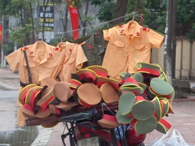Nhiều bộ trang phục CSGT, cảnh sát nhân dân được bày bán tại vỉa hè đường Khuất Duy Tiến. Ảnh: Đ.H - Tiền Phong