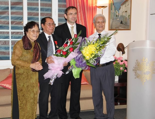 Nguyên Phó Chủ tịch nước Nguyễn Thị Bình (đứng đầu từ trái sang) chúc mừng ông Trịnh Ngọc Thái