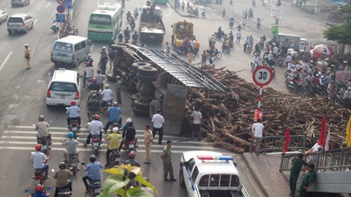 Toàn cảnh hiện trường nơi chiếc xe tải chở 22 tấn gỗ bị lật